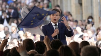 Macron aj Le Penová bojujú o nerozhodnutých voličov. Líderka krajnej pravice je podľa súpera hrozbou pre slobodu slova