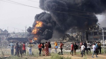 Obrovská tragédia v Nigérii. Výbuch v nelegálnej ropnej rafinérii usmrtil vyše 50 ľudí