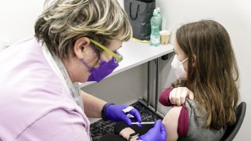 Rakovine sa dá predísť už v mladom veku, vakcínu proti HPV budú môcť bezplatne dostať všetky dvanásťročné deti
