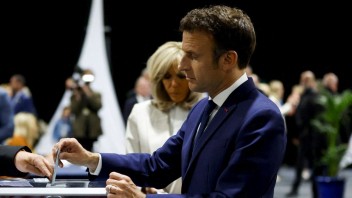 Macron už svoj hlas odovzdal. Pred volebnou miestnosťou ho čakal dav, rozdával autogramy