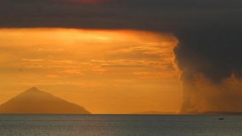 V Indonézii vybuchla sopka Anak Krakatoa. Vulkán vychrlil dym do výšky troch kilometrov