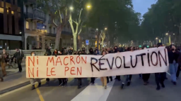 Výsledky francúzskych volieb vyvolali protesty. Polícia demonštrantov rozháňala slzotvorným plynom