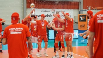 Volejbalisti Komárna oslavujú obhajobu titulu, vo finálovej sérii zdolali Prešov 4:0 na zápasy