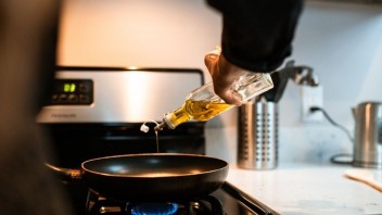 Vďaka mrkve či soli olej viac nebude prskať: Tieto triky sa vám zídu pri vyprážaní
