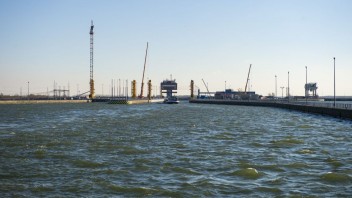 Pri vodnom diele Gabčíkovo spozorovali olejové škvrny. Z lode unikli ropné látky
