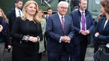 Čaputová so Steinmeierom navštívili vojakov na Sliači, ktorí obsluhujú aj Patriot