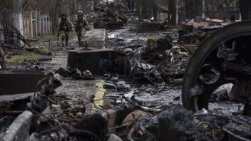 Ukrajina vyšetruje desať ruských vojakov pre vojnové zločiny v Buči. Podozriví budú vyhlásení za hľadaných