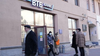 Ruská centrálna banka prudko znížila úrokové sadzby, snaží sa tak pomôcť ekonomike