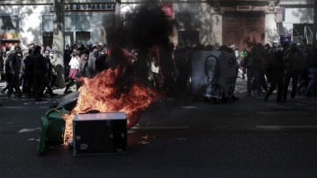 Na protestoch v Paríži vypukli násilnosti, polícia použila slzotvorný plyn