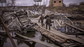 Ruské jednotky bombardujú humanitárne ústredia v Luhanskej oblasti