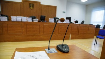 Príslušníci NAKA sa mali dožadovať na súde spisu obvinených Makóa a Beňu. Podnet preverí súdna rada