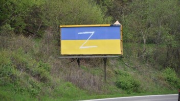 Neznámy páchateľ nastriekal písmeno Z na bilbordy s ukrajinskými farbami, prípad vyšetruje polícia