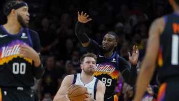 NBA: Hráči Phoenixu v dueli s Dallasom hladko zvíťazili, Miami zdolalo Philadelphiu