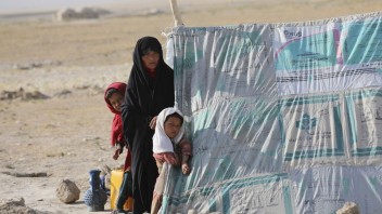 Taliban opäť pritvrdzuje v kontrole života žien. Na verejnosti musia nosiť burku