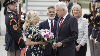 Prvá dáma USA pricestovala na Slovensko. J. Bidenovú privítal minister zahraničných vecí I. Korčok