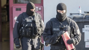 Berlínska polícia skúma údajnú bombu, ktorú niekto hodil ruským novinárom do okna