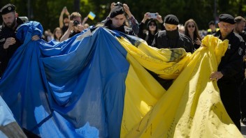 ONLINE: Pri útoku na školu zahynuli podľa Zelenského desiatky ľudí, Odesu zasiahli dve rakety