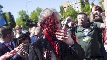 Fašista a vrah, kričali demonštranti na ruského veľvyslanca v Poľsku. Na cintoríne ho poliali červenou farbou