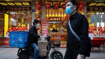 Čínu trápi nová vlna koronavírusu, odborníci varujú pred recesiou