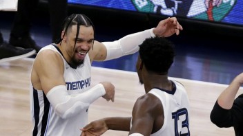 NBA: Memphis odvrátil prvú hrozbu vypadnutia, Bucks delí už len krok od postupu