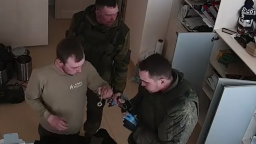 Americká televízia zverejnila video, na ktorom ruskí vojaci zabili civilistov a rabovali autosalón