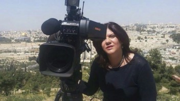 Izraelská armáda stiahla svoje tvrdenie, že novinárku zabili Palestínčania