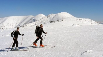 Lyžiarska sezóna pomohla majiteľom hotelov, desaťtisíce domácich turistov lákala dovolenka na horách