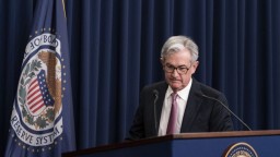 Powell zostáva aj naďalej šéfom Americkej centrálnej banky. Jeho hlavným cieľom je skrotiť infláciu