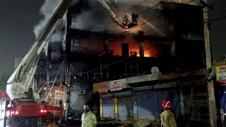 Pri požiari budovy v indickom hlavnom meste zahynulo viac ako 20 ľudí, desiatky ďalších sú zranení