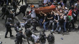 Izraelská polícia bila smútiacich na pohrebe zastrelenej novinárky