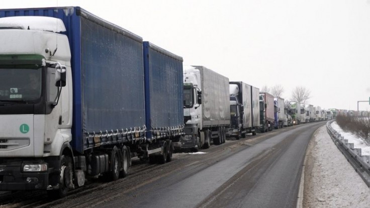 Nehoda kamióna s osobnými autami v Česku si vyžiadala životy dvoch ľudí