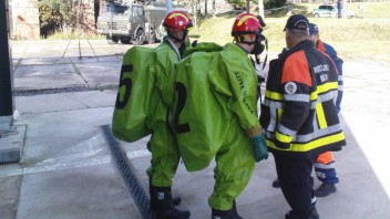 Strednú školu vo Zvolene evakuovali, na mieste sú hasiči. Dve osoby previezli do nemocnice