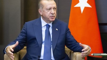Erdogan vyzval NATO, aby rešpektovala jeho obavy. Vyhráža sa, že zablokuje žiadosť Fínska a Švédska o vstup