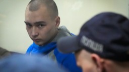 Ruský vojak obvinený z vojnových zločinov sa priznal. Chladnokrvne zabil neozbrojeného muža