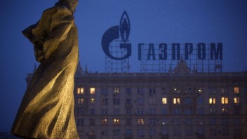 Polovica odberateľov Gazpromu si otvorila účty v jeho banke, niektoré firmy už zaplatili v rubľoch, uviedlo Rusko