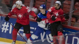 Hokejistov po zápase so Švajčiarskom trápia zdravotné problémy, len ťažko odchádzali z ľadu