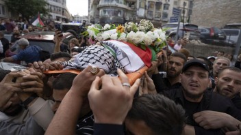 Izraelská polícia nezačne vyšetrovať smrť novinárky. Palestínski predstavitelia Izraelu nedôverujú