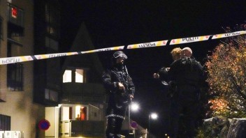 Útočník v Nórsku pobodal najmenej troch ľudí, jedna osoba je vo vážnom stave