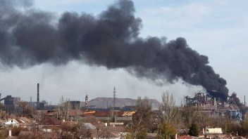 Rusko vraj úplne ovládlo oceliarne Azovstaľ v Mariupole, tvrdí, že ide o oslobodenie