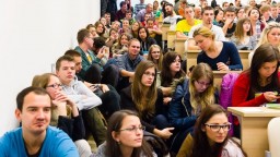 Štát vyčlenil 2 milióny eur na podporu ukrajinských študentov, pridávajú sa aj mimovládne fondy