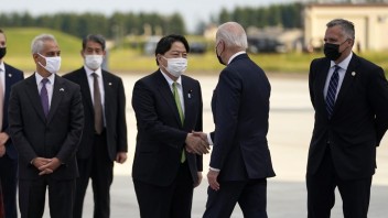 Biden pricestoval do Japonska. Jeho príchod sa nezaobišiel bez protestov