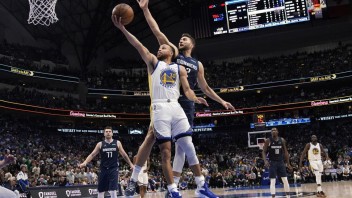 NBA: Warriors sú krok od finále play offs, Dončičova štyridsiatka nestačila na výhru