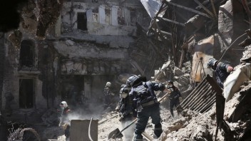 ONLINE: Západní lídri sa dohodli, že na Ukrajinu pošlú viac zbraní. V troskách zničenej budovy v Mariupole našli telá 200 ľudí