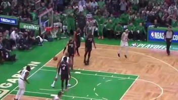 NBA: Boston Celtics vyrovnal finálovú sériu, nad Miami Heat vyhral aj vďaka doskokom Tatuma