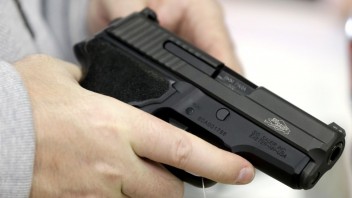 Psychológ: Tínedžeri by nemali mať možnosť držať zbraň