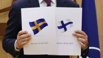 Macron vyzval Erdogana, aby rešpektoval voľbu Fínska a Švédska vstúpiť do NATO