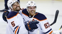 NHL: Edmonton ide do finále konferencie po 16 rokoch, Carolina doma opäť s výhrou