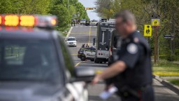 Polícia v Toronte zastrelila podozrivého muža, s puškou sa prechádzal okolo školy