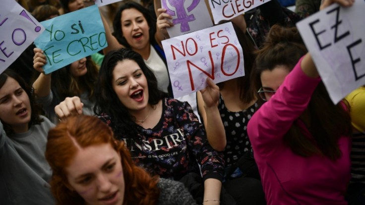 Španielsko schválilo zákon známy ako len áno je áno. Nedobrovoľný sex definuje ako znásilnenie