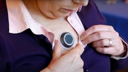 Bzučiace zariadenie na hrudi by mohlo zmierniť príznaky Parkinsonovej choroby